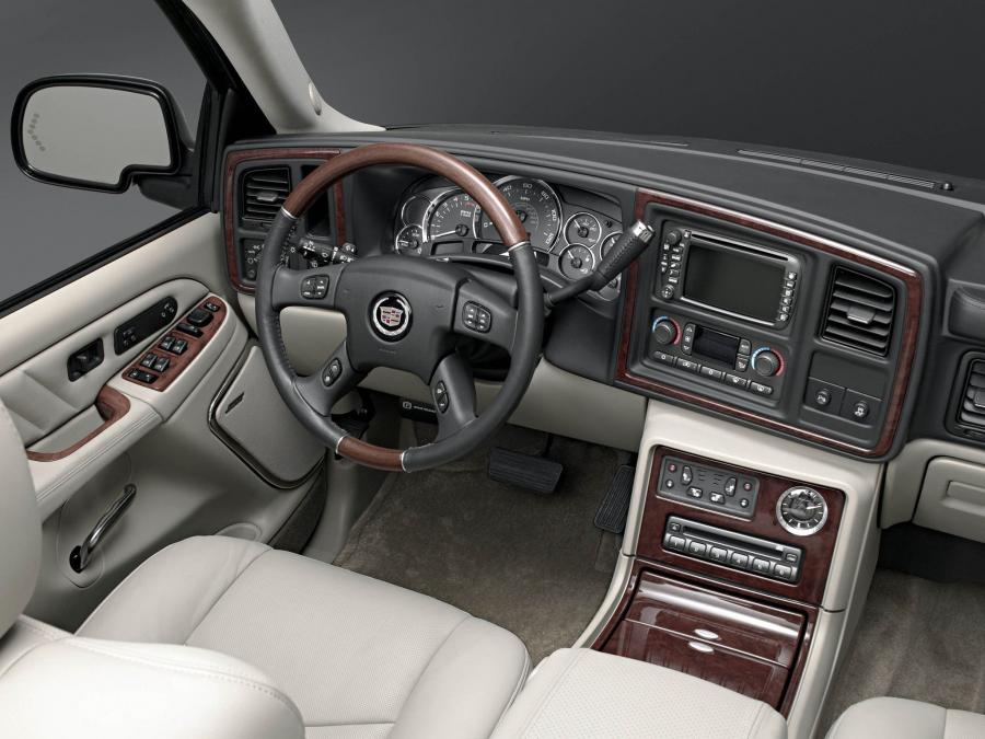 Cadillac Escalade ESV Platinum Edition 2004 года  (фото 15 из 18)